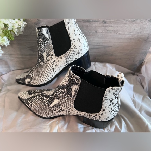 Blondo Noa Waterproof White/Grey Snake Embossed Leather Bootie Size 8 Like New - Picture 4 of 14